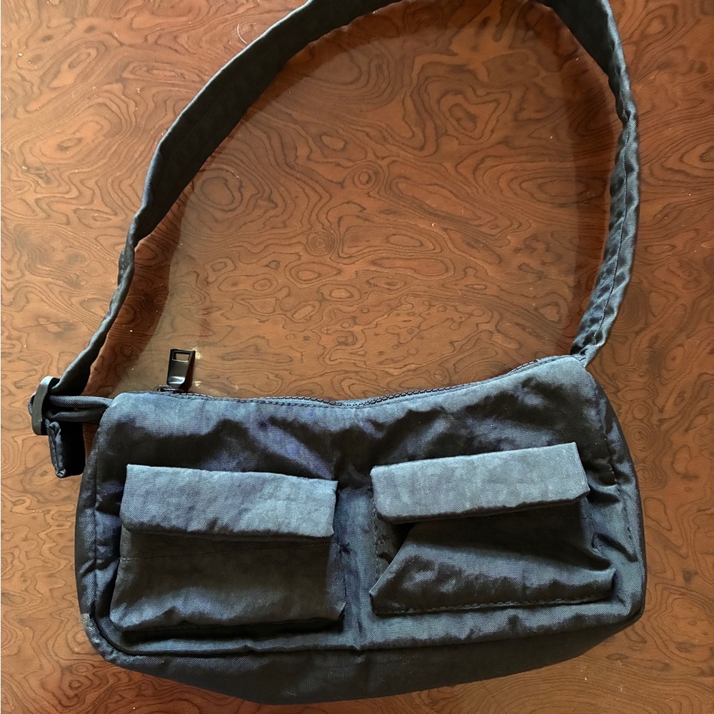 A black shoulder bag (it’s not BAGGU it’s just for exposure)